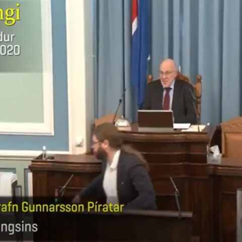 Σεισμός στην Ισλανδία: Βουλευτής τρέχει να εγκαταλείψει την κεντρική αίθουσα του Κοινοβουλίου την ώρα της σεισμικής δόνησης