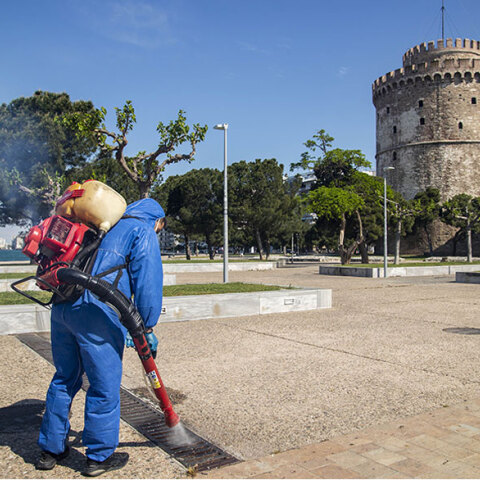 Συνεργείο απολύμανσης για τον κορωνοϊό σε ανοικτούς χώρους μπροστά από τον Λευκό Πύργο στη Θεσσαλονίκη