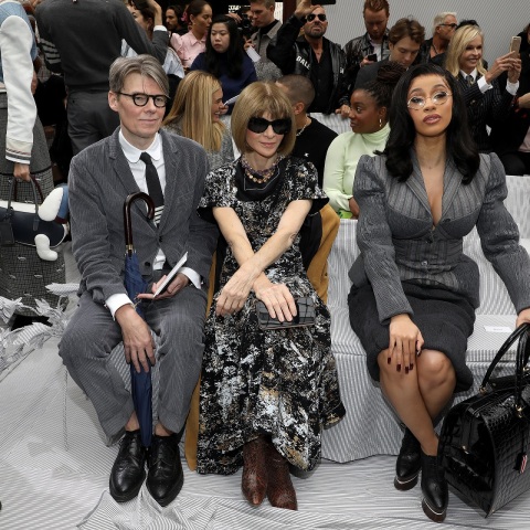 Η Cardi B κάθεται δίπλα στην Anna Wintour 