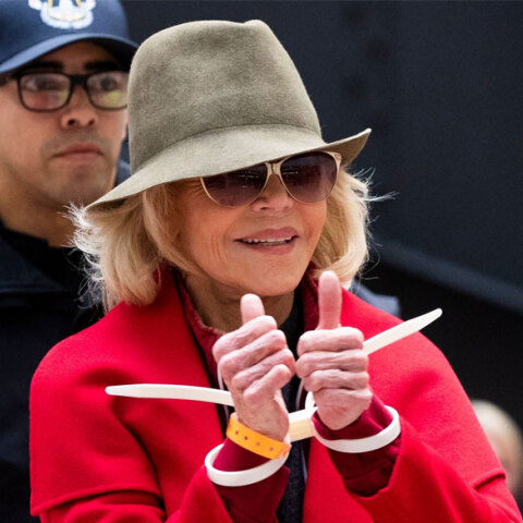 Η Τζέιν Φόντα με χειροπέδες μετά τη σύλληψή της σε συγκέντρωση για την κλιματική αλλαγή