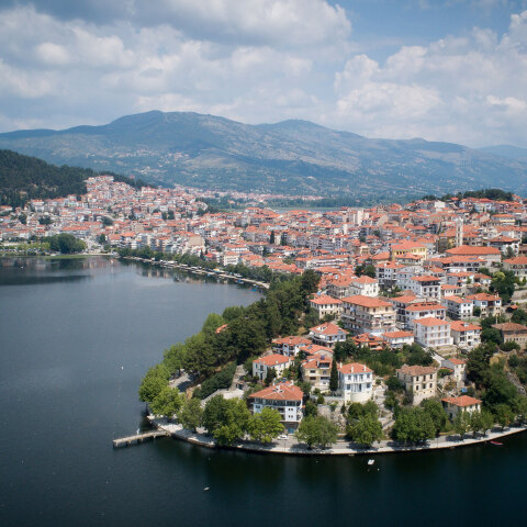 Η πόλη της Καστοριάς με τη λίμνη - Επιβλήθηκε τοπικό lockdown για τον κορωνοϊό