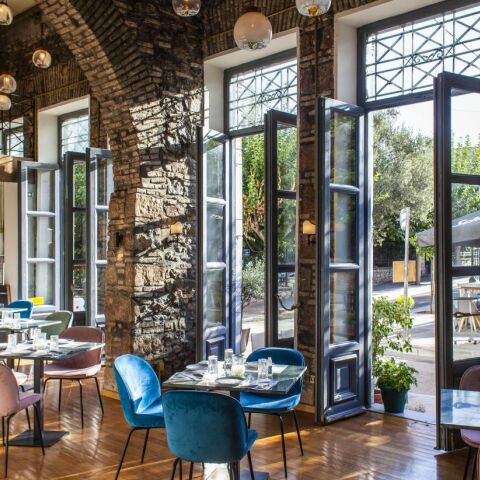 Η σάλα στο ισόγειο του L'Amiral