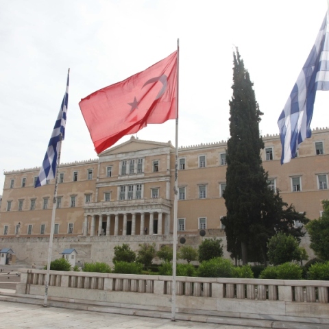 Οι σημαίες της Ελλάδας και της Τουρκίας έξω από την ελληνική Βουλή
