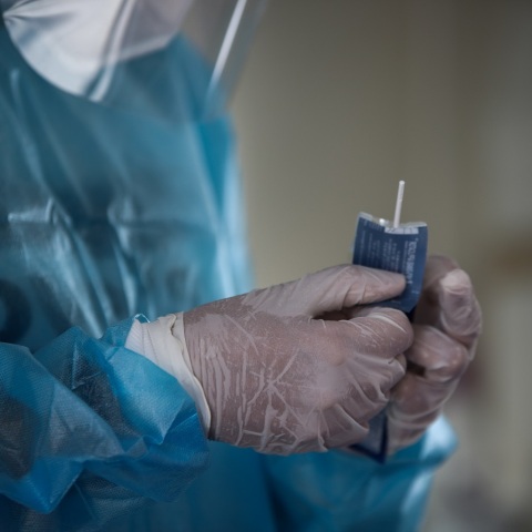 Χέρια νοσηλευτή που κρατούν τεστ ανίχνευσης κορωνοϊού