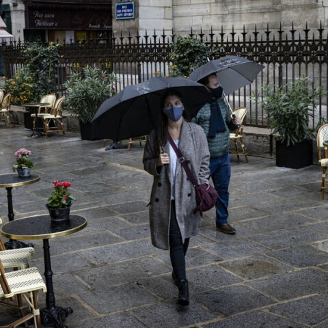 Γυναίκα με προστατευτική μάσκα για τον κορωνοϊό στο Παρίσι