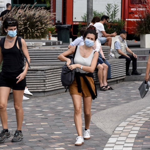 Πολίτες με μάσκα στο κέντρο της Αθήνας 