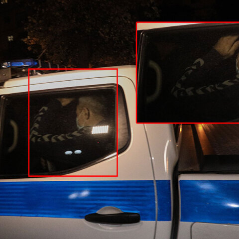 Ο Γιώργος Ρουπακιάς, ο δολοφόνος του Παύλου Φύσσα, μέσα σε περιπολικό οδηγείται στη ΓΑΔΑ μετά τη σύλληψή του