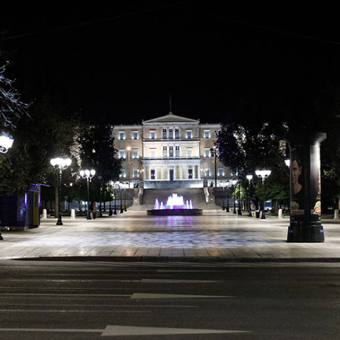 Εικόνα από την άδεια πλατεία Συντάγματος