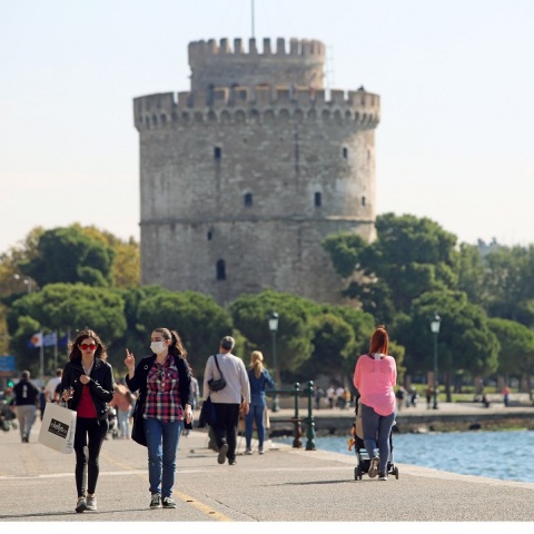 Πολίτες με μάσκα στην παραλία της Θεσσαλονίκης