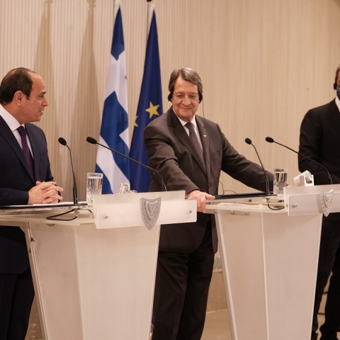 Στιγμιότυπο από την τριμερή συνάντηση Μητσοτάκη- Σίσι- Αναστασιάδη