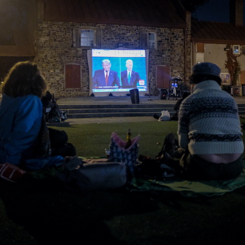 Αμερικανοί πολίτες παρακολουθούν το debate Τραμπ-Μπάιντεν στο Μπρούκλιν