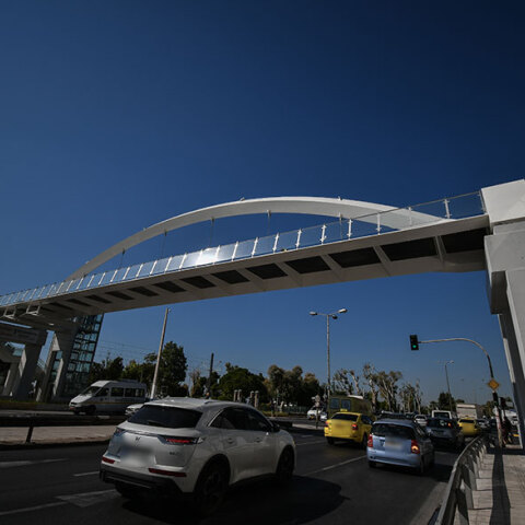 Η νέα πεζογέφυρα στον Άλιμο δόθηκε προς χρήση για το κοινό