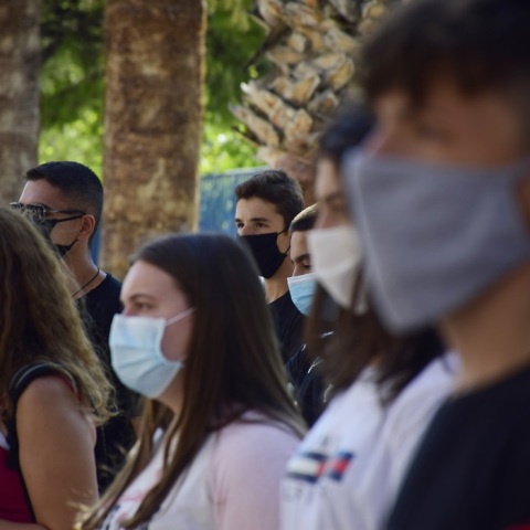 Μαθητές Γυμνασίου με μάσκα