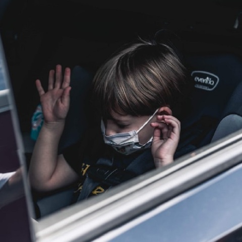 Παιδί με μάσκα στο αυτοκίνητο