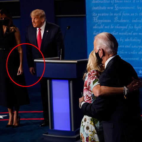 Αμερικανικές εκλογές 2020: Η «ζεστή» αγκαλιά του Τζο Μπάιντεν με τη γυναίκα του μετά το τέλος του debate - Στο βάθος η Μελάνια και ο Ντόναλντ Τραμπ