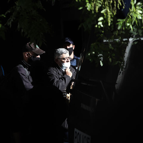 Ο Νίκος Μιχαλολιάκος, αρχηγός της Χρυσής Αυγής, οδηγείται στην κλούβα της Αστυνομίας που θα τον μεταφέρει στις φυλακές Δομοκού