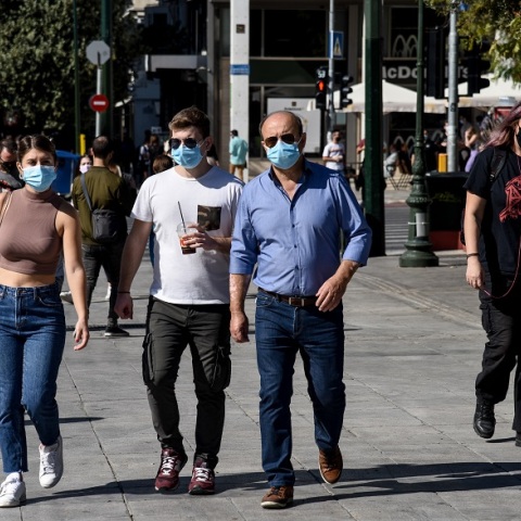 Πολίτες με μάσκες στο κέντρο