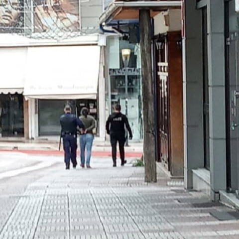 Αγρίνιο : Άντρας μαχαίρωσε δύο γυναίκες στο κέντρο της πόλης