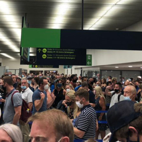 Ρόδος: Συνωστισμός στο αεροδρόμιο