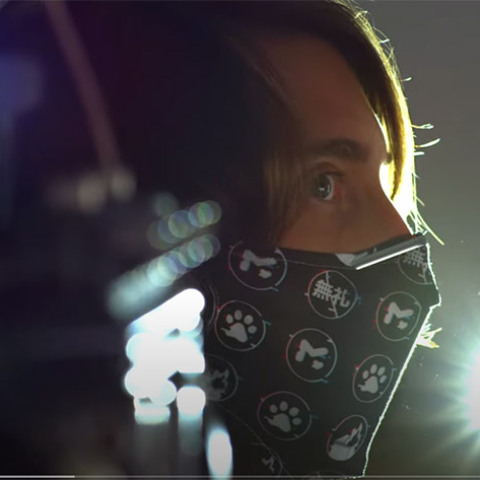 Tι συμβαίνει όταν μιλάμε ή βήχουμε με μάσκα & χωρίς