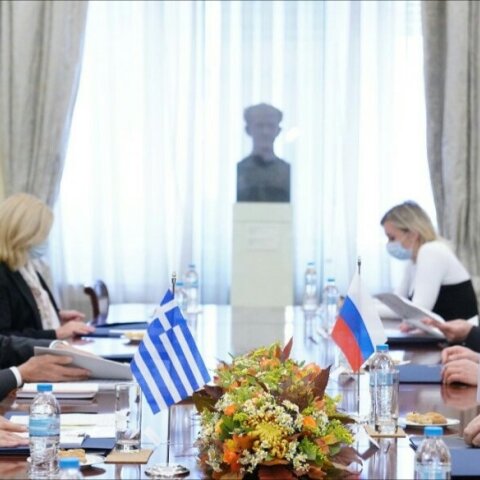 Ο υπουργός Εξωτερικών, Νίκος Δένδιας, με τον Ρώσο ομόλογό του