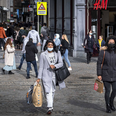 Πολίτες με σακούλες από ψώνια σε κεντρικό δρόμο του Άμστερνταμ