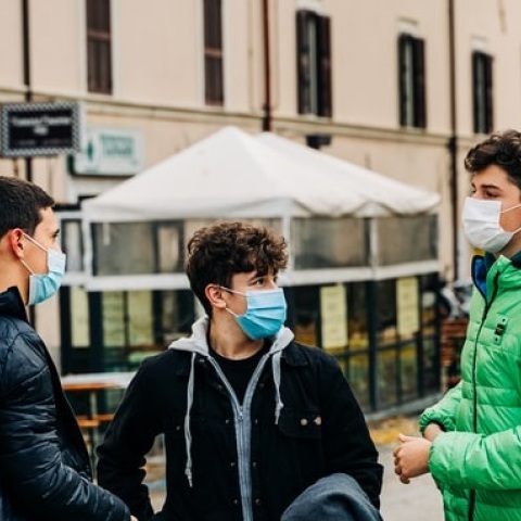 Παιδιά με μάσκες στην Ιταλία