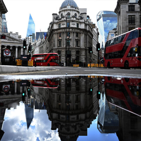 Εικόνα από το Λονδίνο με τα χαρακτηριστικά κόκκινα αστικά λεωφορεία