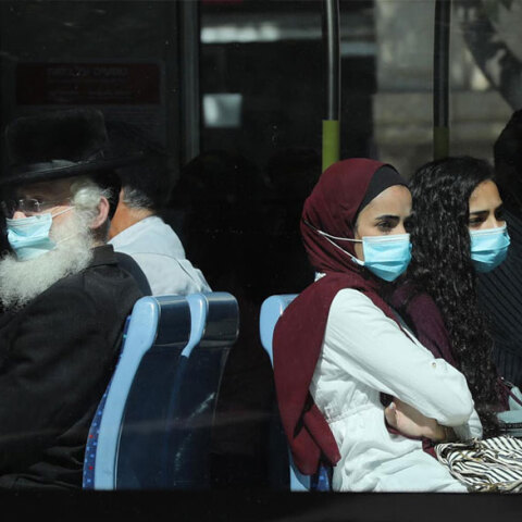 Επιβάτες σε λεωφορείο με προστατευτική μάσκα για τον κορωνοϊό στο Ισραήλ