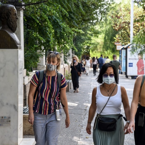 Πολίτες με μάσκα στο κέντρο της Αθήνας 
