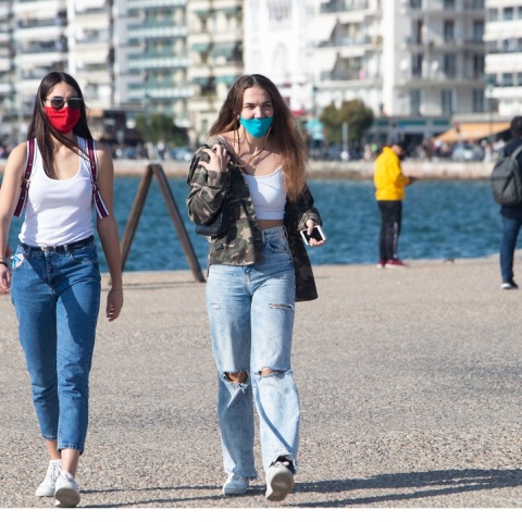 Πολίτες με μάσκα στην παραλία της Θεσσαλονίκης
