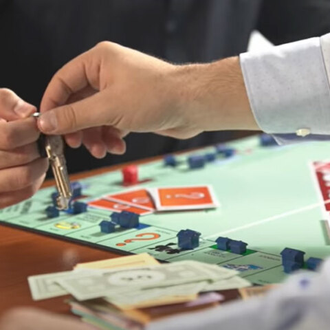 Monopoly, πρώτη κατοικία και... Κυριάκο έχει το νέο σποτ του ΣΥΡΙΖΑ για τον πτωχευτικό νόμο