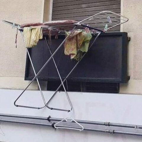 Κρεμάστρα με πόδια στερεωμένη στον αέρα έξω από παράθυρο