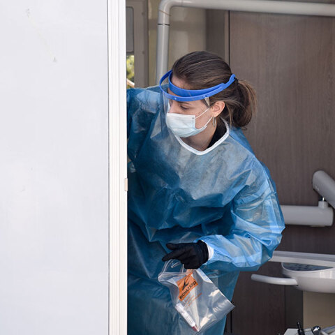 Εργαζόμενη σε κλιμάκιο του ΕΟΔΥ που διενεργεί rapid tests