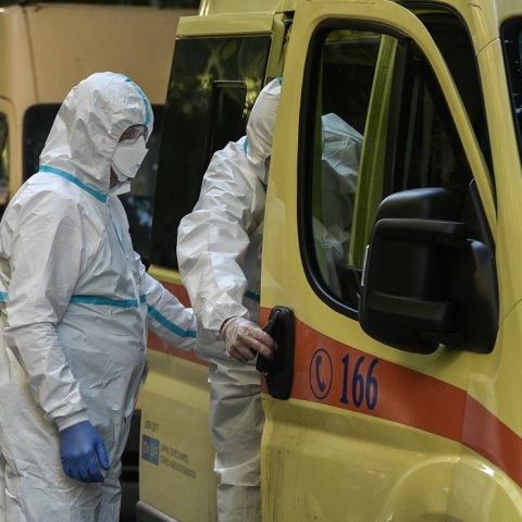 Μεταφορά ατόμων θετικών στον κορωνοϊό με ασθενοφόρο