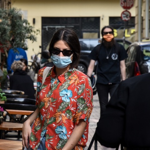 Πολίτες με μάσκα στο κέντρο της Αθήνας 