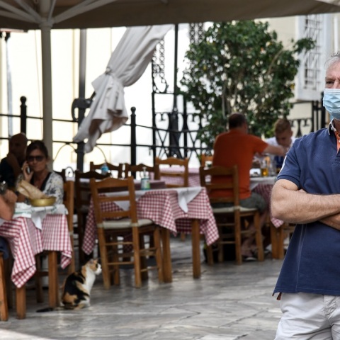 Πολίτες με μάσκα στο κέντρο της Αθήνας 