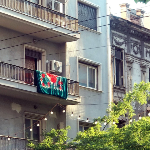 Athens Laundry – Bougada: Εννέα καλλιτέχνες αφήνουν τα έργα τους να φωτογραφηθούν σαν άλλες μπουγάδες σε μπαλκόνια του αθηναϊκού κέντρου