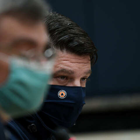 Ο Νίκος Χαρδαλιάς με μάσκα για τον κορωνοϊό, μαζί με τον Σωτήρη Τσιόδρα