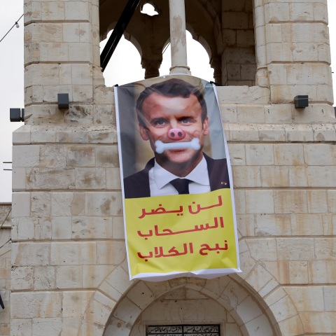 Αφίσα εναντίον του Εμανουέλ Μακρόν