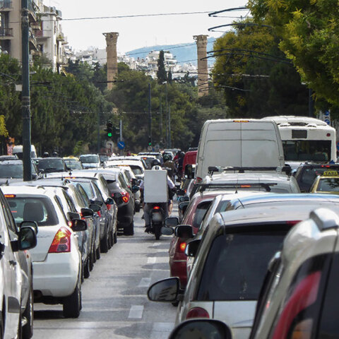 Μποτιλιάρισμα στη λεωφόρο Συγγρού - Η μάσκα για τον κορωνοϊό είναι υποχρεωτική στο ΙΧ όταν βρίσκονται σε αυτό δύο αδέλφια