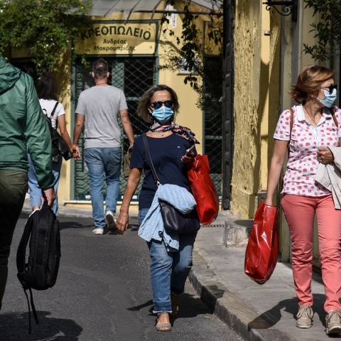 Πολίτες με μάσκα στο κέντρο της Αθήνας 