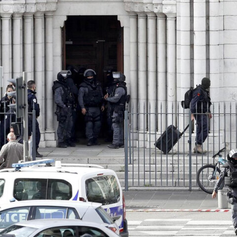 Αστυνομικοί στην είσοδο του καθεδρικού ναού στη Νίκαια της Γαλλίας όπου σημειώθηκε η τρομοκρατική επίθεση