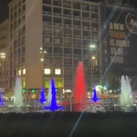 Το σιντριβάνι της  Ομόνοιας στα χρώματα της γαλλικής σημαίας