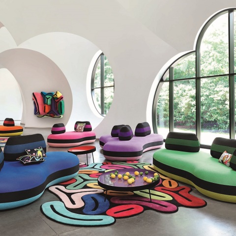 Χώρος με χρωματιστούς καναπέδες με καμπύλες και έντονα χρώματα, μπλε, πράσινο, μωβ, ροζ, πορτοκαλί