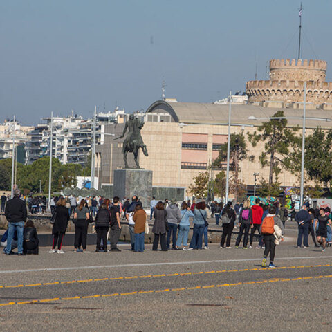 Κορωνοϊός στη Θεσσαλονίκη: Πολίτες περιμένουν να κάνουν rapid test σε κινητά κλιμάκια του ΕΟΔΥ