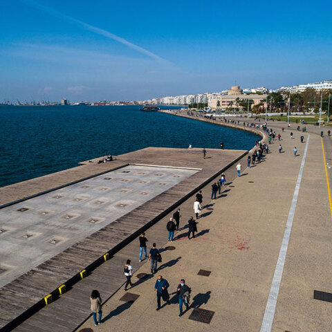 Κορωνοϊός στη Θεσσαλονίκη: Πολίτες περιμένουν στην ουρά για να κάνουν rapid test