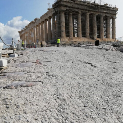 Ο Παρθενώνας στην Ακρόπολη - Ο χρόνος και τα εκατομμύρια τουριστών έχουν αφήσει το αποτύπωμά τους στη διαδρομή που οδηγεί στο μνημείο