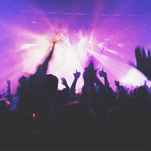 Κόσμος χορεύει σε νυχτερινό μαγαζί (ΦΩΤΟ ΑΡΧΕΙΟΥ)