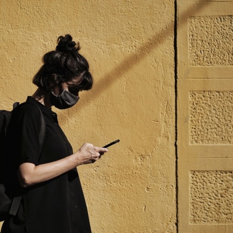 Γυναίκα με μάσκα σε δρόμο της Ισπανίας